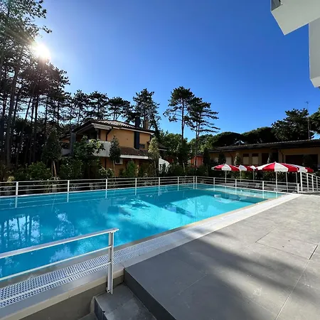 Lägenhet Nuovo Con Piscina E Garage