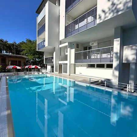 Lägenhet Nuovo Con Piscina E Garage *