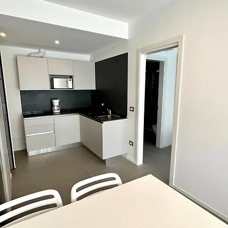 Nuovo Con Piscina E Garage 아파트 *