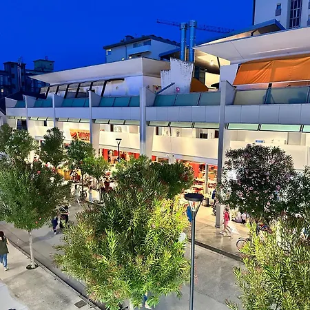 Nuovo Con Piscina E Garage 비비오네